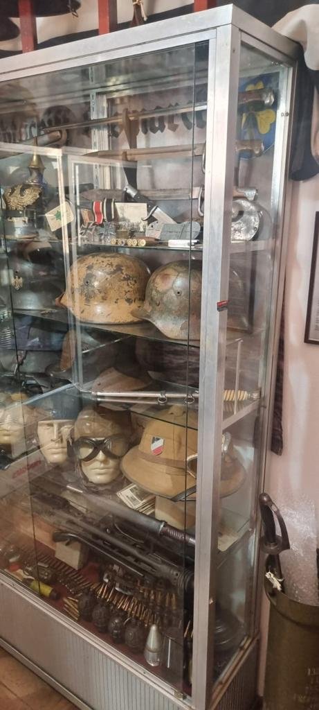 Homem é preso por vender e guardar material nazista no interior de SP