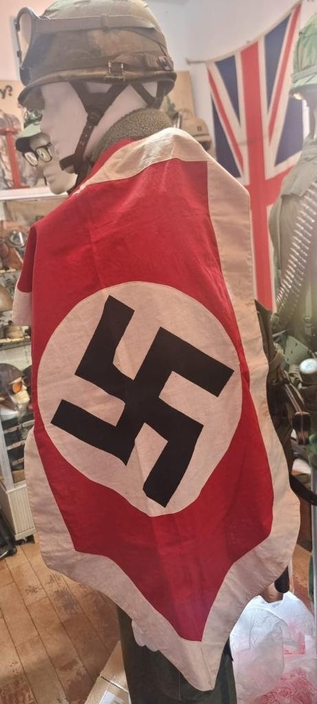Homem é preso por vender e guardar material nazista no interior de SP