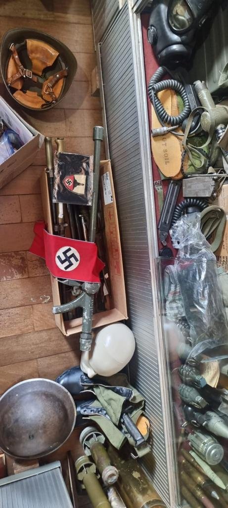 Homem é preso por vender e guardar material nazista no interior de SP