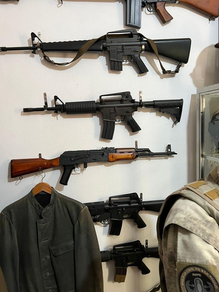 Homem é preso por vender e guardar material nazista no interior de SP