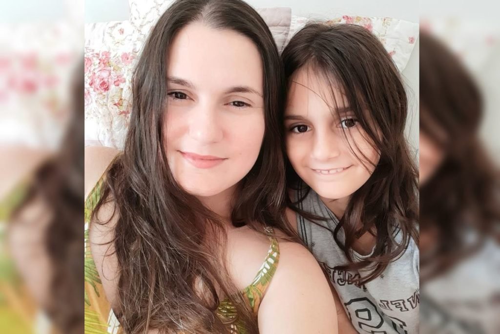 Selena Sagrillo Zucoloto, 12 anos, e a mãe Thais Fanttini Sagrillo. Foto com uma mulher e uma criança abraçadas