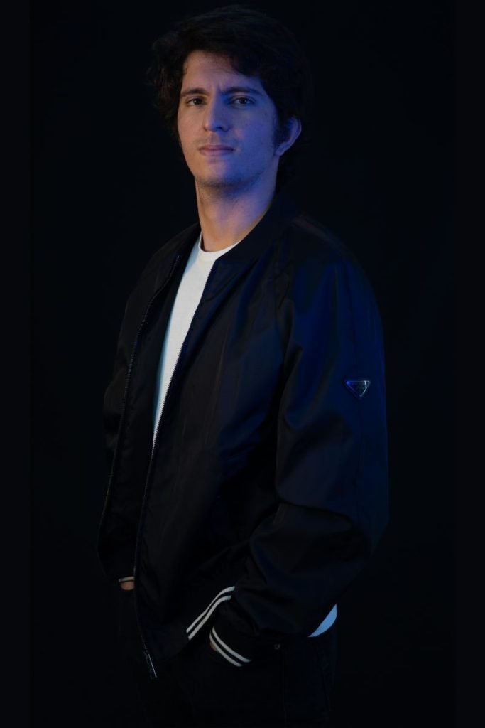 Imagem colorida: DJ Pedro Perdiz de perfil