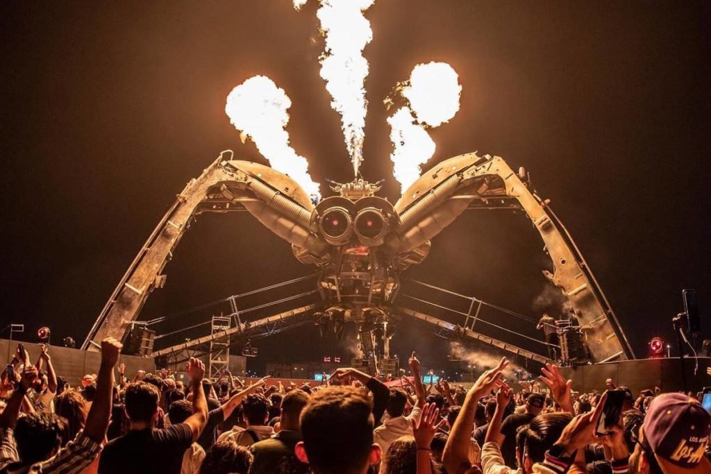 Imagem colorida: palco em formato de aranha, com lança-chamas - Metrópoles