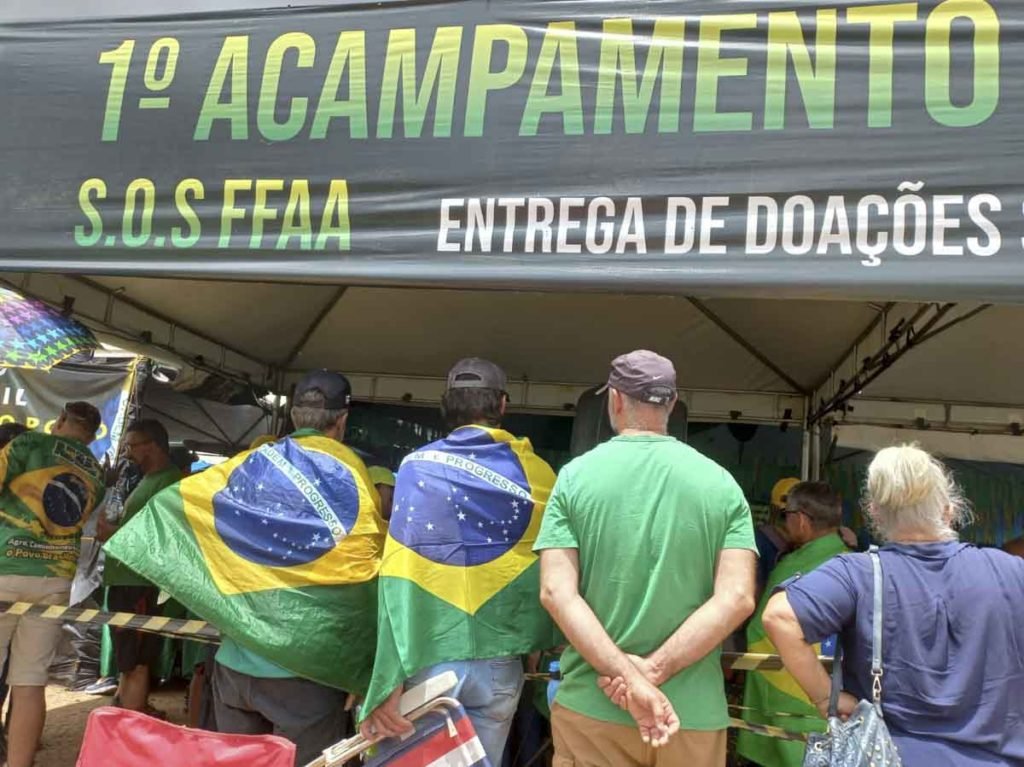 Acampamento de militantes bolsonaristas, em frente ao QG do exército, questionam o resultado das eleições 2022 e pedem apoio a FFAA 6