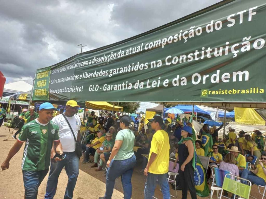 Faixa em tenda pede dissolução do STF e proclamação da GLO - Metrópoles