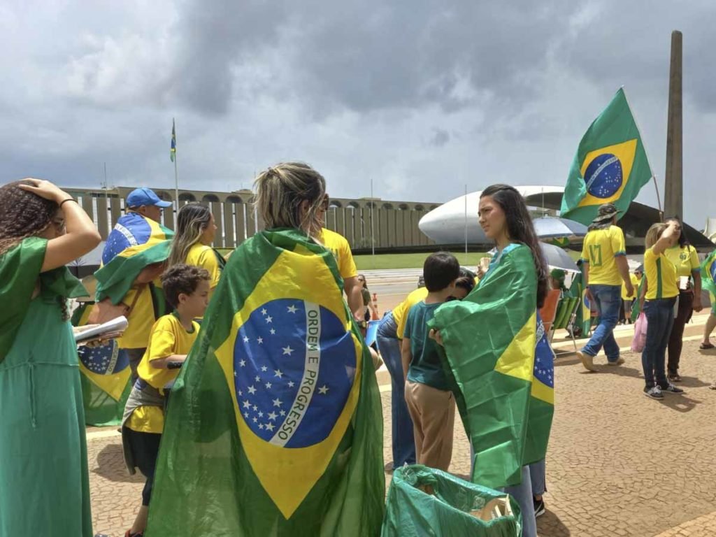 Acampamento de militantes bolsonaristas, em frente ao QG do exército, questionam o resultado das eleições 2022 e pedem apoio a FFAA