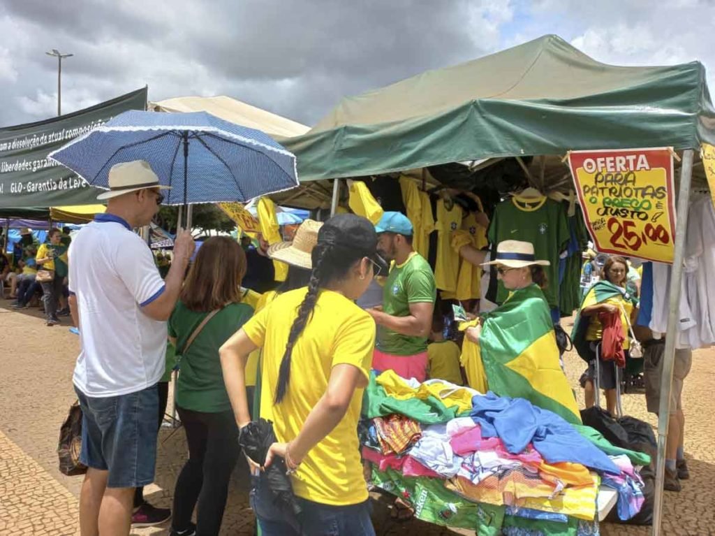 Banca de venda de roupas tem desconto para patriotas - Metrópoles