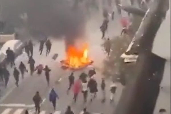 Vídeo: caos toma conta das ruas de Bruxelas após derrota da Bélgica - Metrópoles