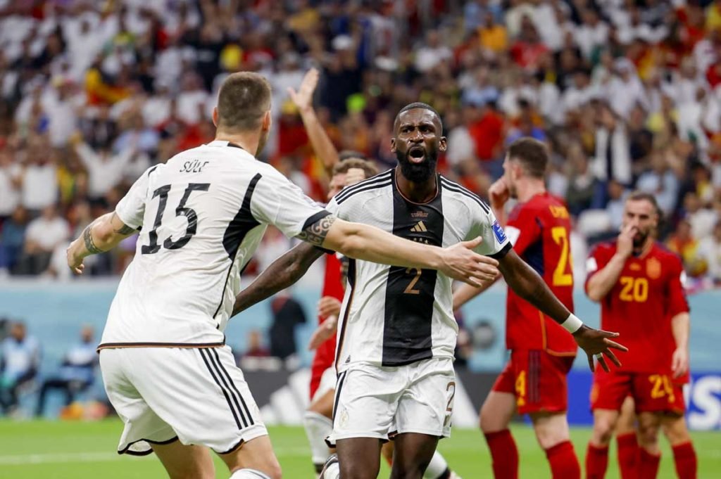 Antonio Ruediger, da Alemanha, comemora com seus companheiros de equipe depois de marcar o gol impedimento durante a partida do Grupo E da Copa do Mundo da FIFA Qatar 2022