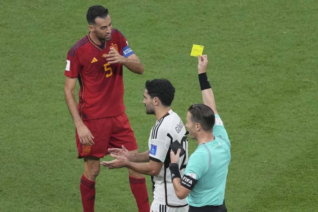 ´Árbitro Danny Desmond Makkelie mostra um cartão amarelo para Sergio Busquets (5) da Espanha durante a partida do Grupo E da Copa do Mundo da FIFA Qatar 2022