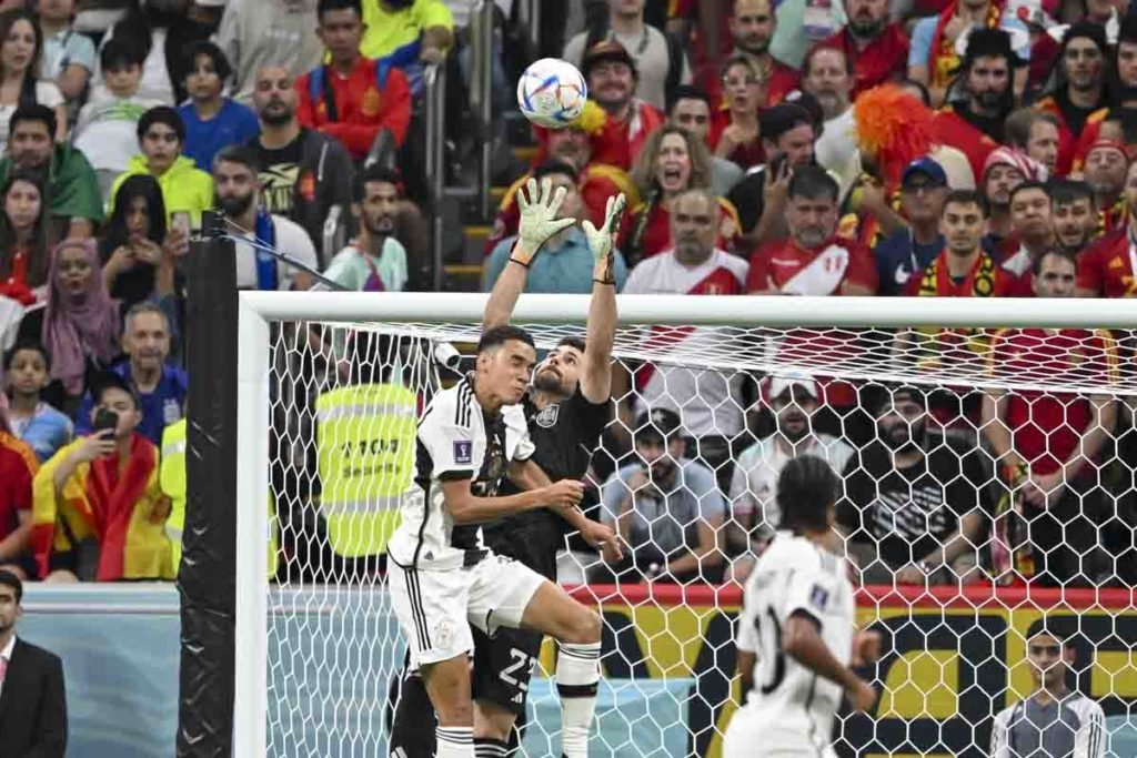 Goleiro Unai Simon, da Espanha, controla a bola durante a partida do Grupo E da Copa do Mundo da FIFA Qatar 2022