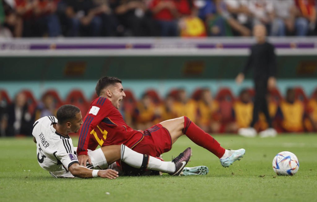 Thilo Kehrer da Alemanha e Ferran Torres da Espanha disputam a bola durante a partida do Grupo E da Copa do Mundo da FIFA Qatar 2022