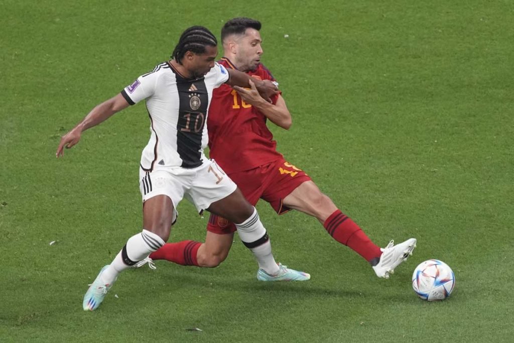 Serge Gnabry da Alemanha disputa a bola durante a partida do Grupo E da Copa do Mundo da FIFA Qatar 2022