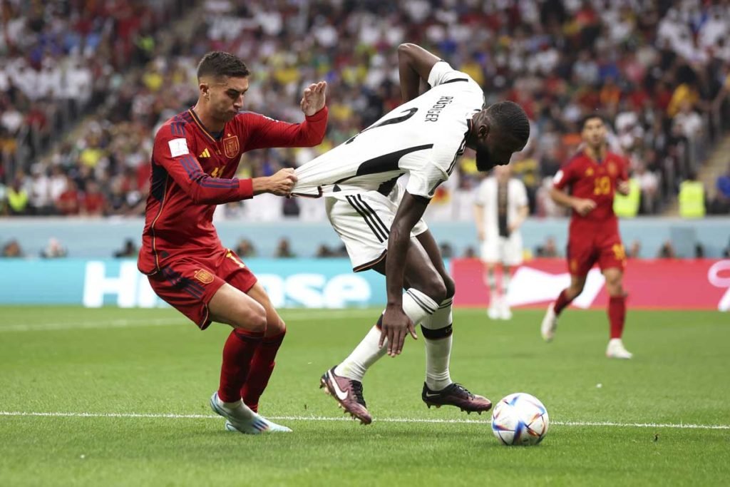 Antonio Ruediger da Alemanha disputa a bola sob pressão de Ferran Torres da Espanha durante a partida do Grupo E da Copa do Mundo da FIFA Qatar 2022