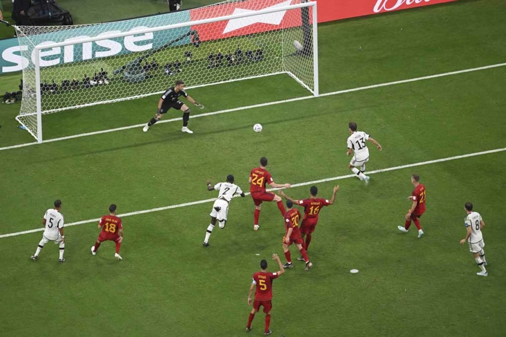 Antonio Ruediger, da Alemanha, marca um gol que foi impedido durante a partida do Grupo E da Copa do Mundo da FIFA Qatar 2022