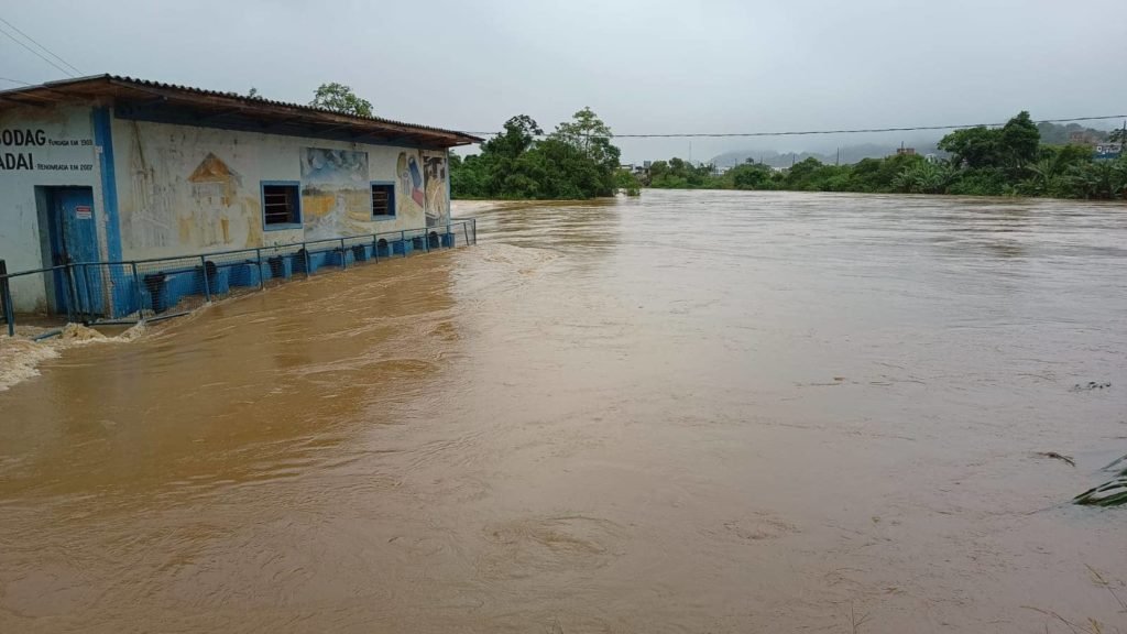 Chuva em Santa Catarina causa deslizamentos e alagamentos