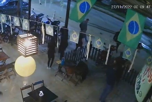 Frame de câmera de segurança de um bar captura atropelamento de músico enquanto guardava instrumento no porta-malas de carro. Foto colorida