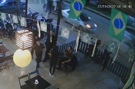 Frame de câmera de segurança de um bar captura atropelamento de músico enquanto guardava instrumento no porta-malas de carro. Foto colorida