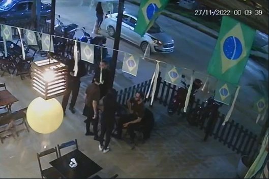 Frame de câmera de segurança de um bar captura atropelamento de músico enquanto guardava instrumento no porta-malas de carro. Foto colorida