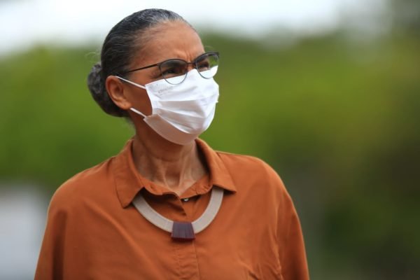A ex-ministra Marina Silva, usando máscara, chega ao CCBB para reuniões do Governo de Transição - Metrópoles