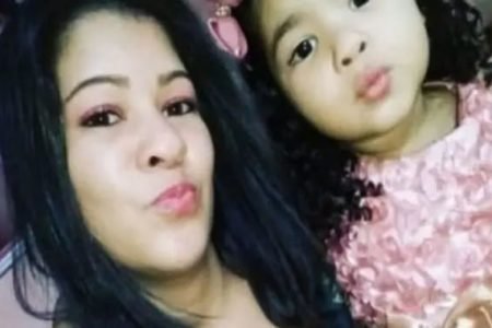 Mãe e filha atropeladas por carreta