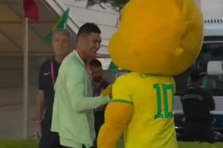 Canarinho Pistola "abençoa" Seleção Brasileira em saída do hotel - Metrópoles