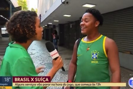Repórter da Globo vestida de verde entrevistando torcedor em dia de jogo da Copa