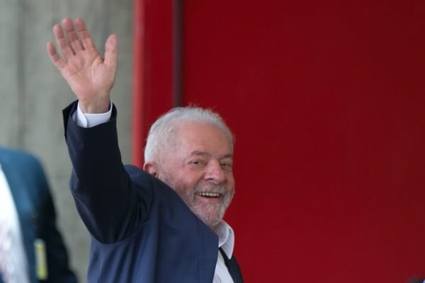 Lula chegando ao CCBB para reuniões da equipe de transição. Ele acena para a imprensa - Metrópoles