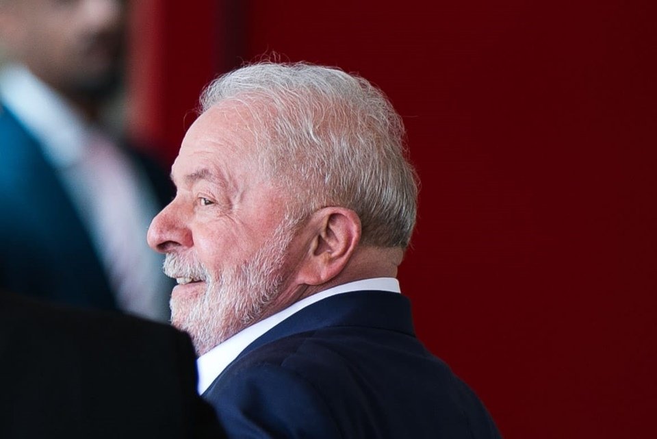 Lula chegando ao CCBB para reuniões da equipe de transição. Ele sorri, de perfil - Metrópoles