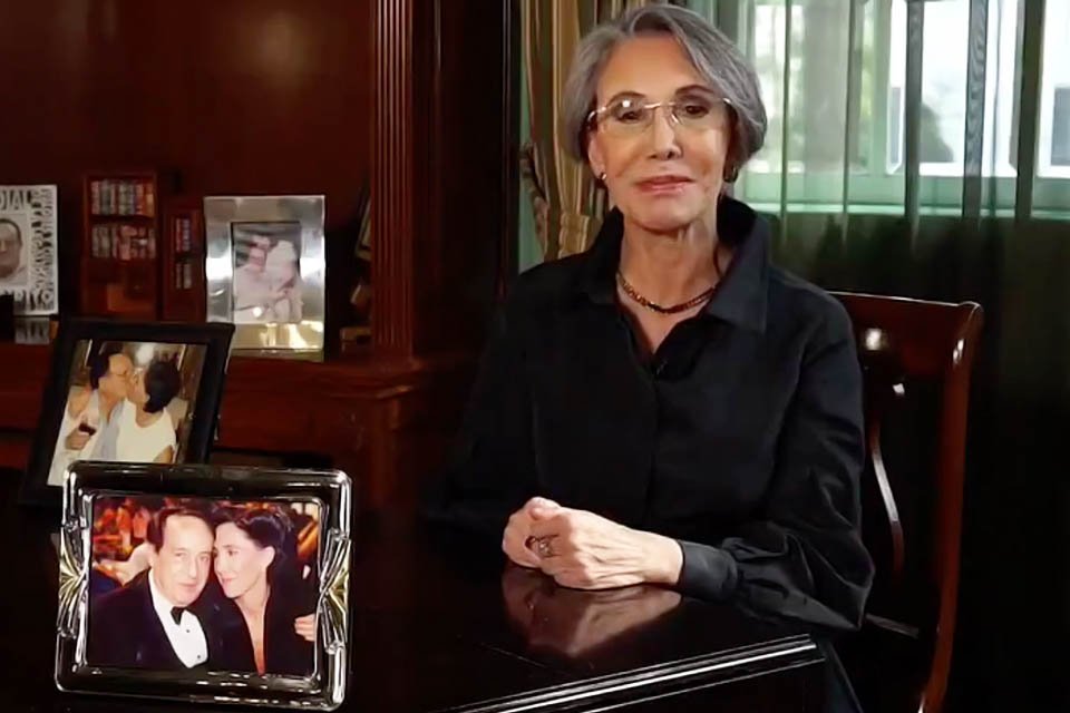 Florinda Meza, com roupas pretas, grava vídeo sobre os 8 anos sem Roberto Gómez Bolaños e exibe porta-retratos com o marido - Metrópoles