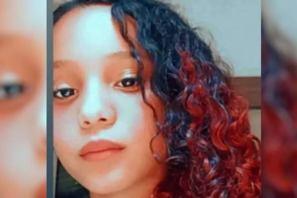 Selfie de Luana, menina que desapareceu e foi encontrada morta em Goiás. Ela é branca, tem cabelo cacheado com as pontas pintadas de vermelho e olha sem expressão para a câmera - Metrópoles