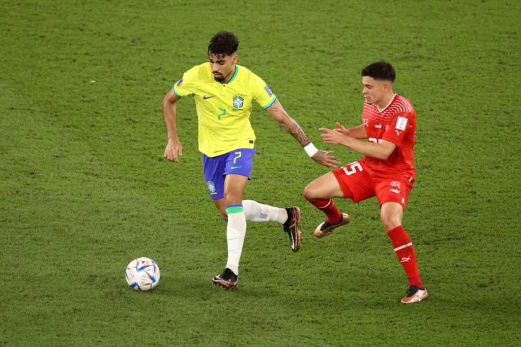 O jogador Lucas Paquetá disputa bola com Djibril Sow em jogo de Brasil contra Suíça na Copa do Mundo do Catar - Metrópoles