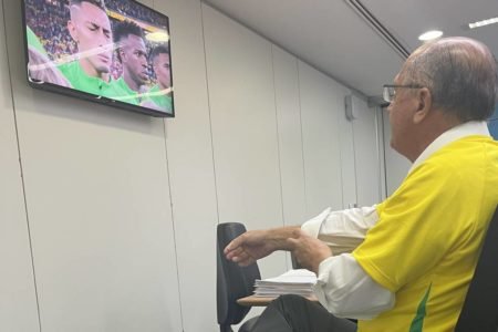 Imagem colorida mostra o vice-presidente eleito Geraldo Alckmin assistindo ao jogo do Brasil contra Suíça em Copa do Mundo do Catar junto à equipe de transição no CCBB - Metrópoles