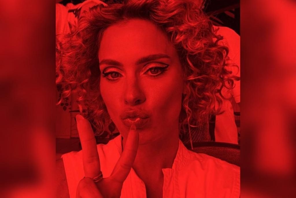 Foto colorida de mulher loira-Carolina Dieckann-Metrópoles