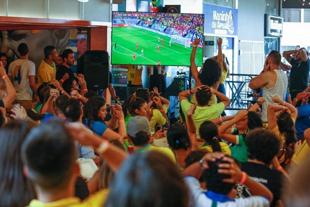 Moradores do DF empolgados vão para bares acompanhar o jogo do Brasil