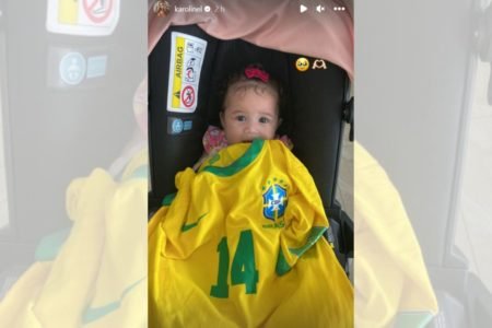 Karoline Lima posta foto de filha segurando blusa de Éder Militão