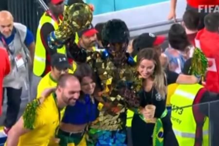 Eduardo Bolsonaro e esposa em jogo do Brasil na Copa