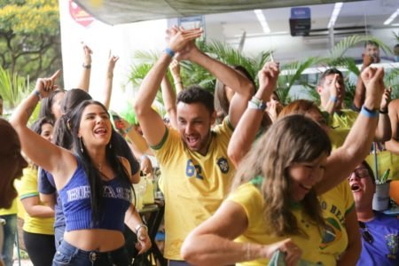 Torcedores comemoram gol do Brasil que em seguida foi anulado por impedimento. Na foto Djalma Souza(blazer), 42, servidor público.