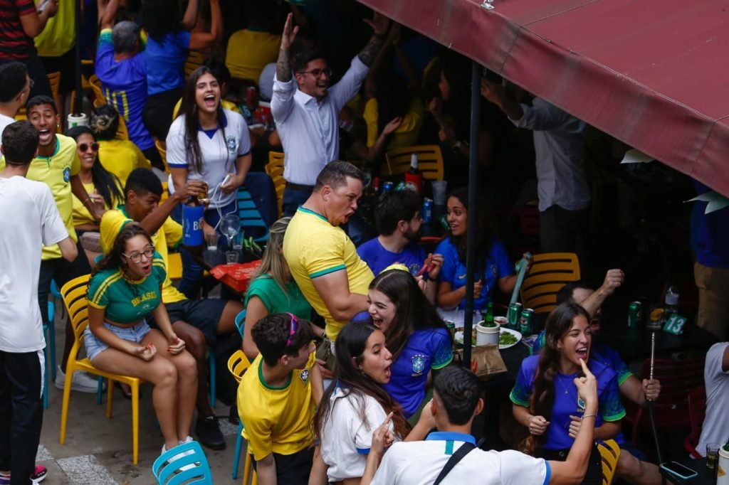 Torcedores aguardam ansiosos pela estreia do Brasil na Copa do Mundo do  Catar; confira memes – Metro World News Brasil