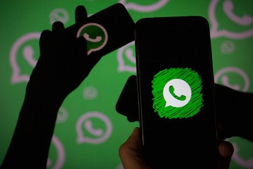 imagem de pessoa segurando celular com whatsapp - metropoles