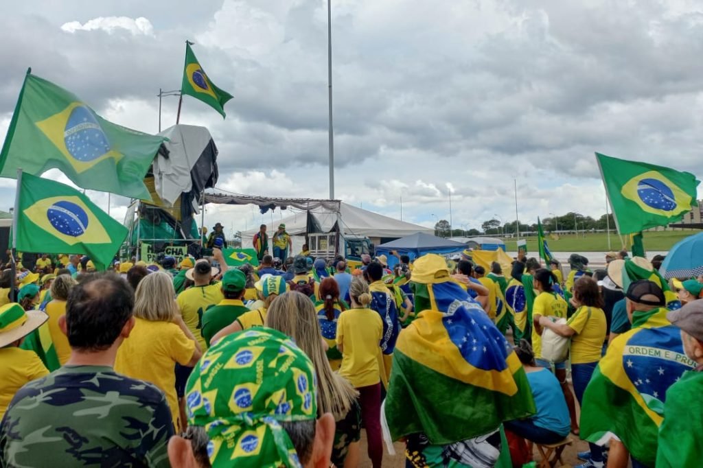 Manifestantes acampados no QG voltam a ignorar jogo do Brasil | Metrópoles