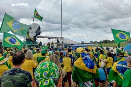 Manifestantes vestidos de verde e amarelo protestam no QG do Exército, em Brasília, contra derrota de Bolsonaro nas eleições. Eles se recusaram a assistir o jogo do Brasil na Copa do Mundo - Metrópoles