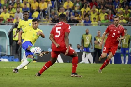 Jogador Casemiro, do Brasil, chuta a gol durante a partida contra a suíça no Grupo G da Copa do Mundo da FIFA Qatar 2022 - Metrópoles
