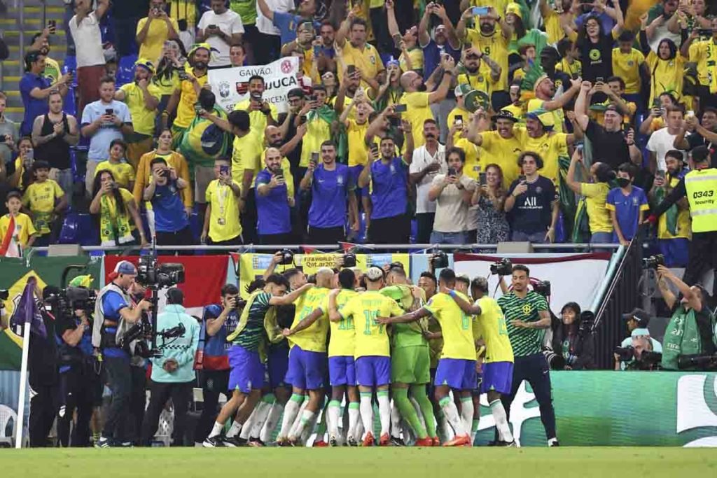 Casemiro, do Brasil, comemora com seus companheiros depois de marcar o primeiro gol de sua equipe durante a partida do Grupo G da Copa do Mundo da FIFA Qatar 2022 - Metrópoelsopoles