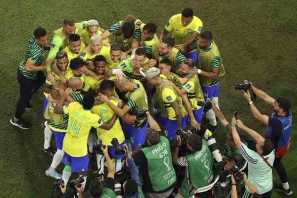Jogadores do Brasil comemoram gol na Copa do Mundo - Metrópoles