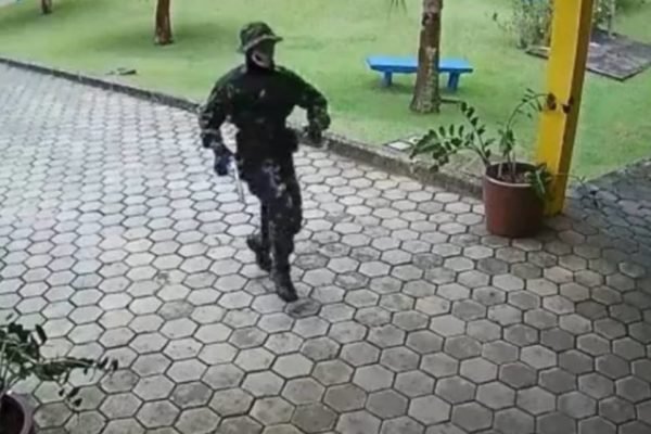 homem de roupa camuflada