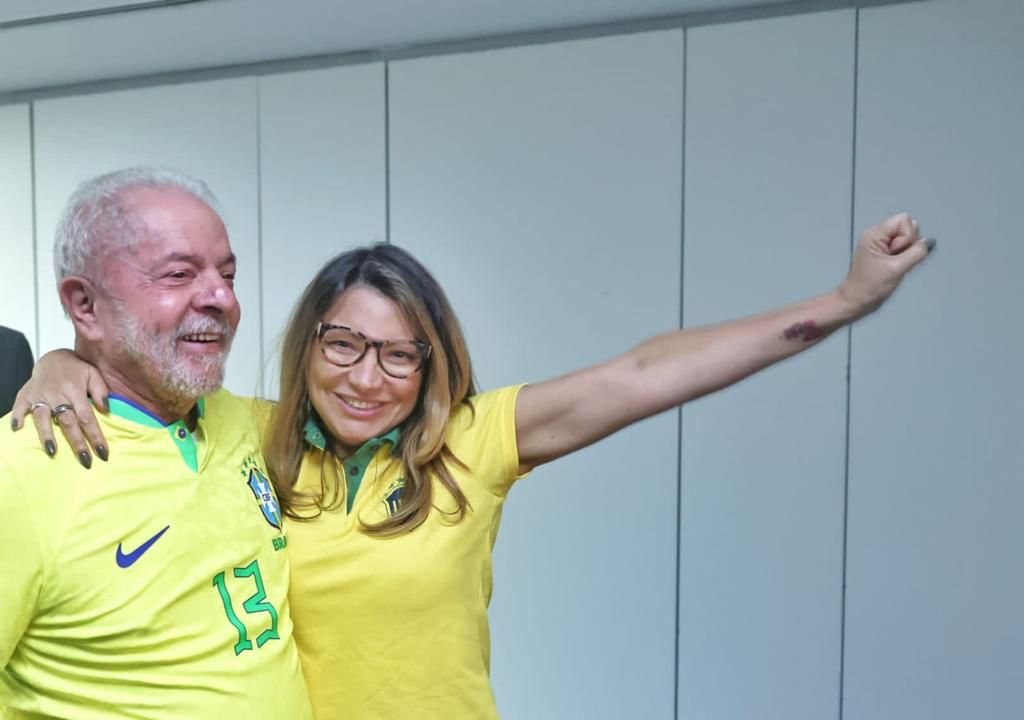 Imagem colorida mostra Lula e Janja celebrando vitória do Brasil em jogo da Copa do Mundo. Casal usa camisetas amarelas / metrópoles