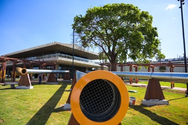 Exposições interativas amarelas em gramado no SESI Lab