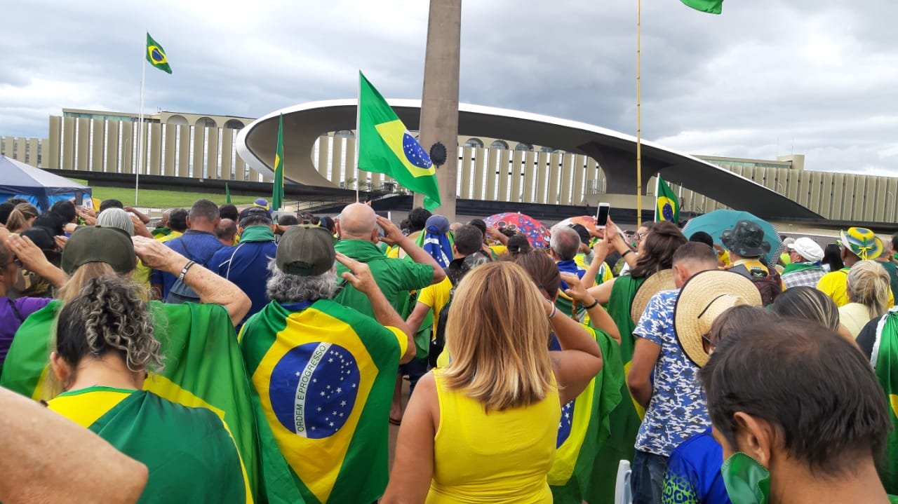 Manifestantes vestidos de verde e amarelo protestam no QG do Exército, em Brasília, contra derrota de Bolsonaro nas eleições. Eles se recusaram a assistir o jogo do Brasil na Copa do Mundo - Metrópoles