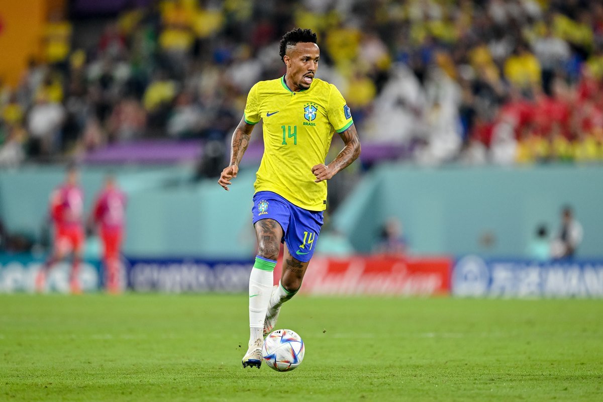 O jogador Éder Militão com posse de bola na partida de Brasil contra Suíça na Copa do Mundo do Catar - Metrópoles